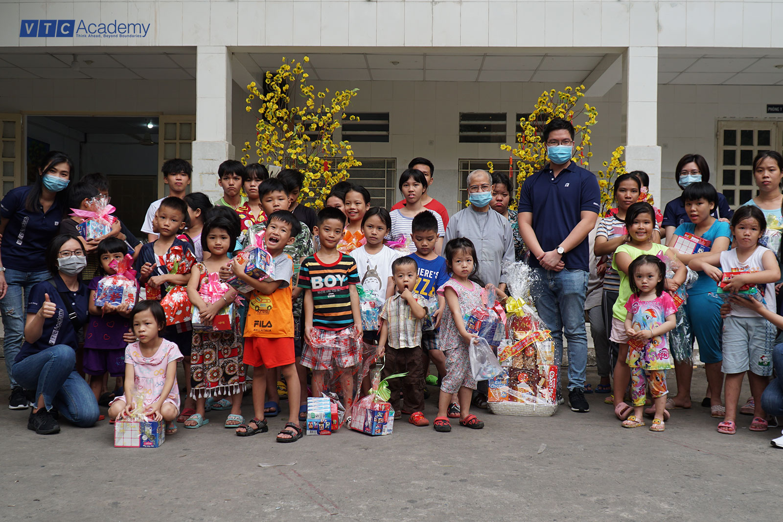 Tập thể VTC Academy mang niềm vui mùa Tết Tân Sửu 2021 đến cho các em nhỏ kém may mắn tại TP.HCM
