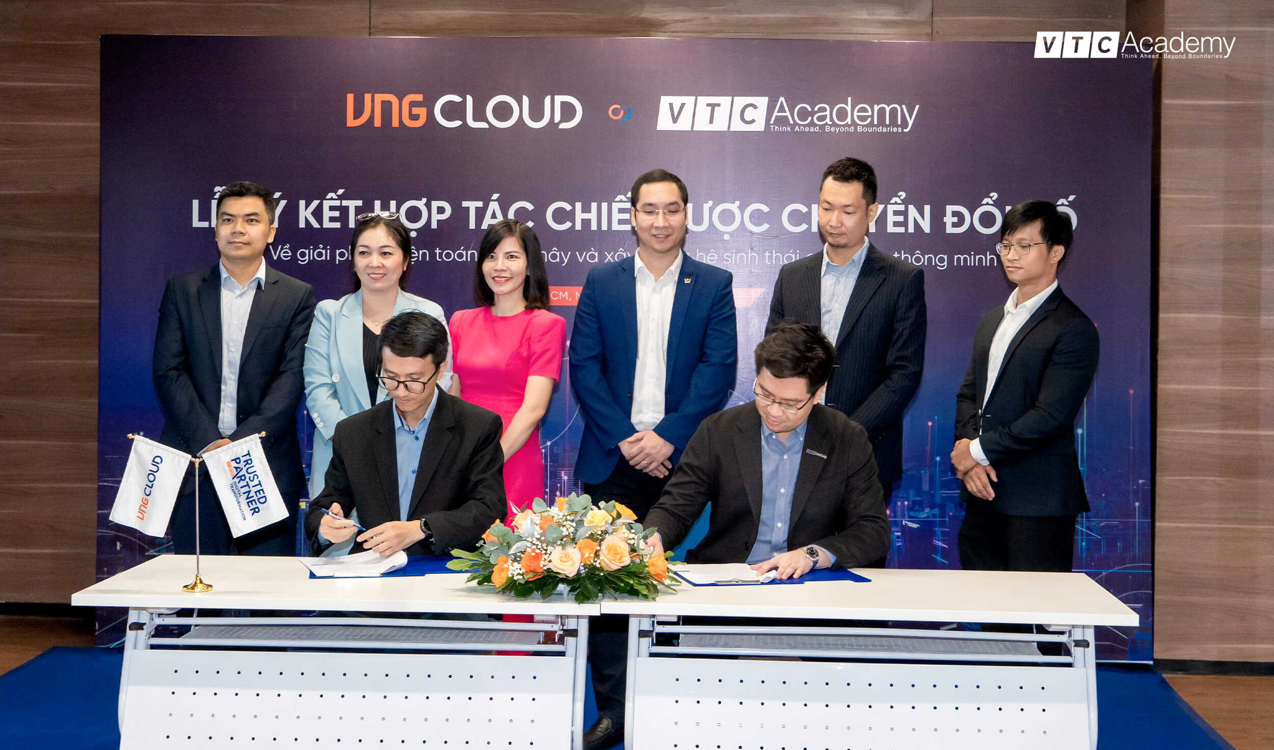 Mr. Hoang Anh (left) - CSMO of VNG Cloud and Mr. Hoang Viet Tan - Director of VTC Academy signed a cooperation agreement