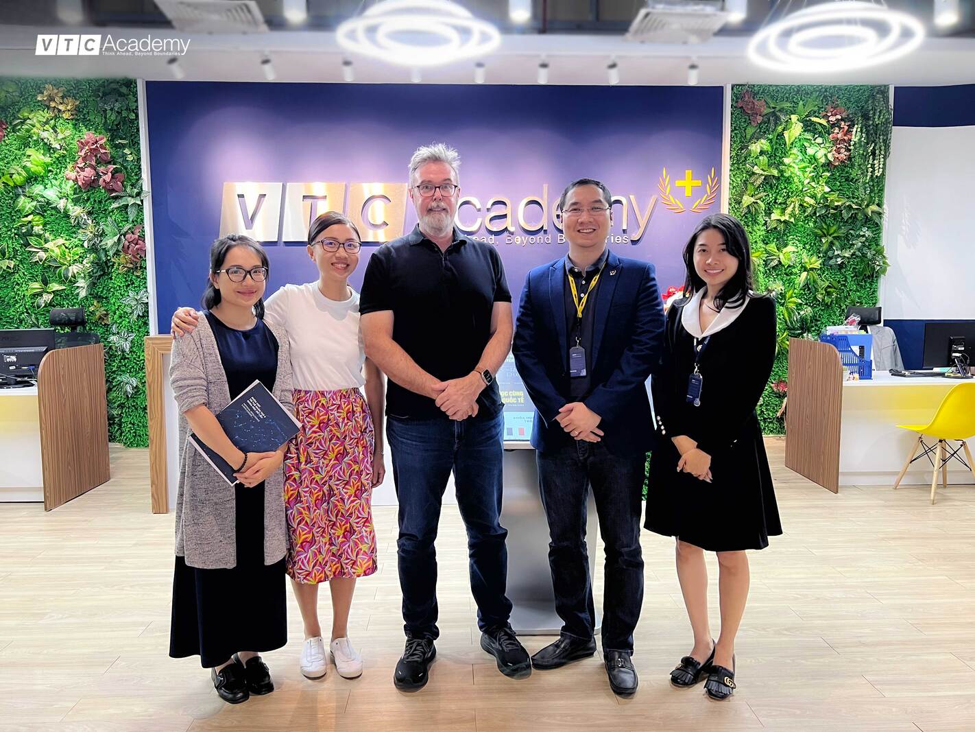 VTC Academy is honored to welcome the delegation from Apple Education (Singapore) for a visit and in-depth collaboration discussion in the field of education.