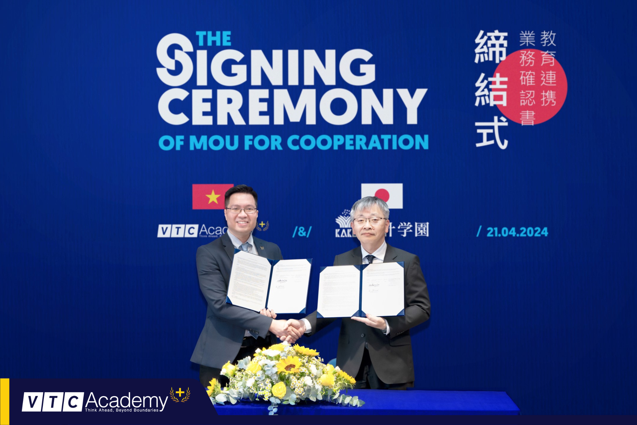 Ông Hoàng Việt Tân - Giám đốc Học viện VTC Academy, và ông Hiroyuki Hirano - Hiệu trưởng Đại học Khoa học Okayama, xác nhận ký kết hợp tác.