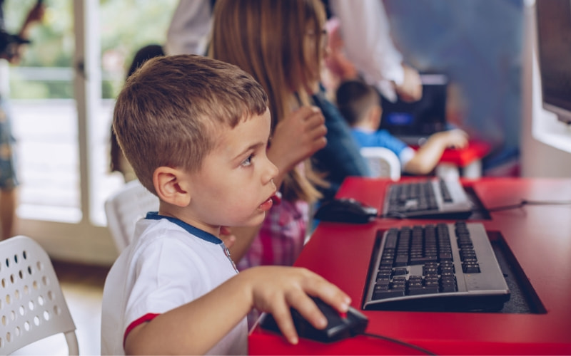 Rủi ro nếu cho trẻ dùng công nghệ quá sớm