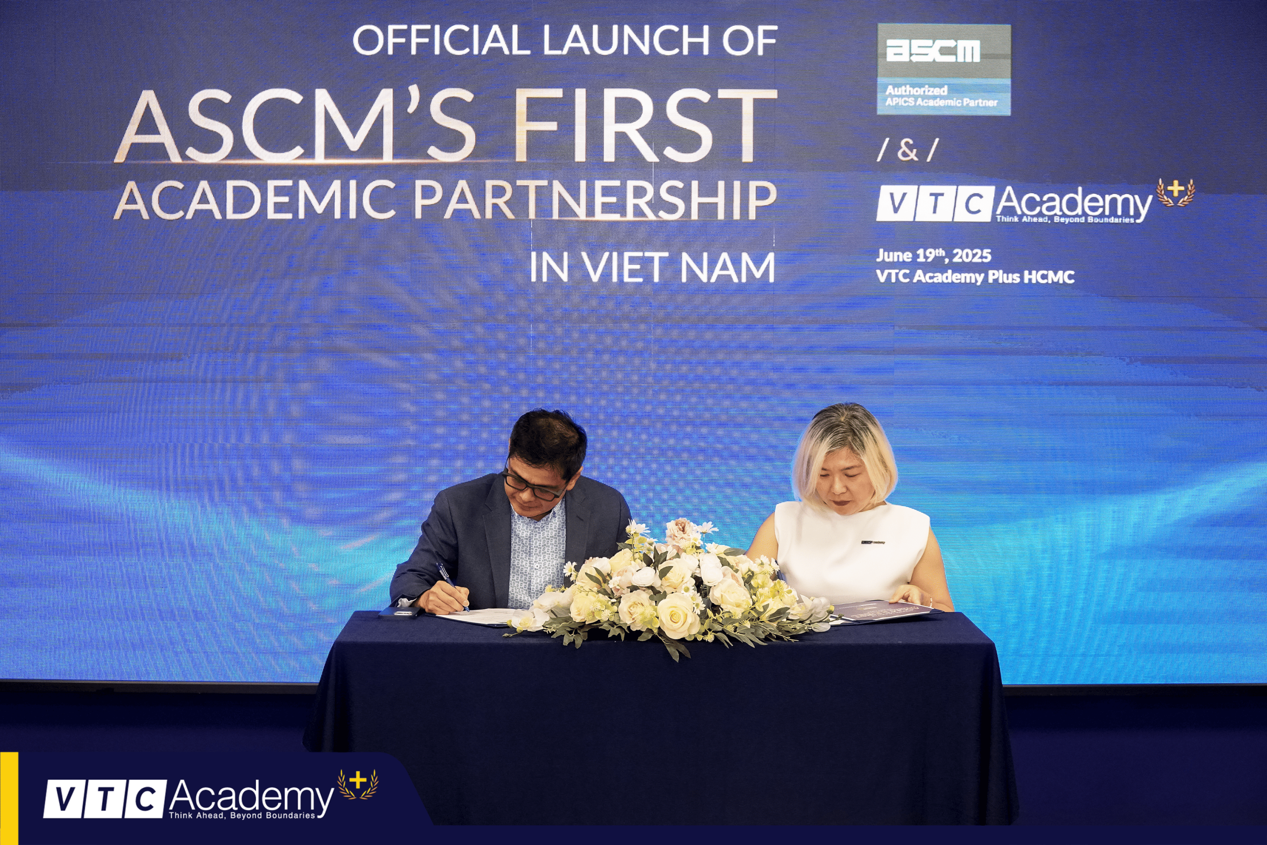 Ký kết hợp tác giữa hai đại diện ASCM và VTC Academy