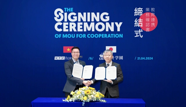 Ông Hoàng Việt Tân - Giám đốc Học viện VTC Academy, và ông Hiroyuki Hirano - Hiệu trưởng Đại học Khoa học Okayama, xác nhận ký kết hợp tác.