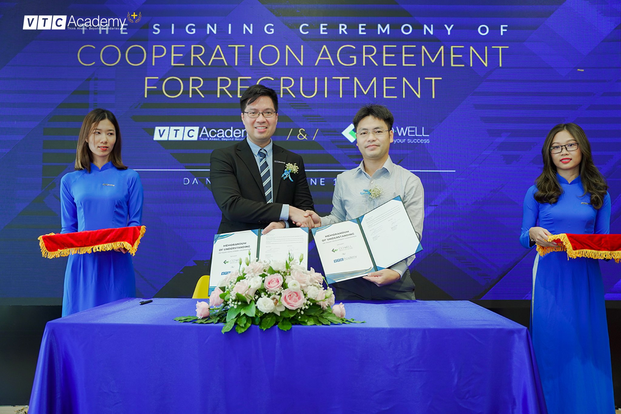 Ông Hoàng Việt Tân (trái) - Giám đốc Học viện VTC Academy và ông Nguyễn Đắc Tình (phải) - Nhà đồng sáng lập của LadiPage Việt Nam ký kết thỏa thuận tuyển dụng