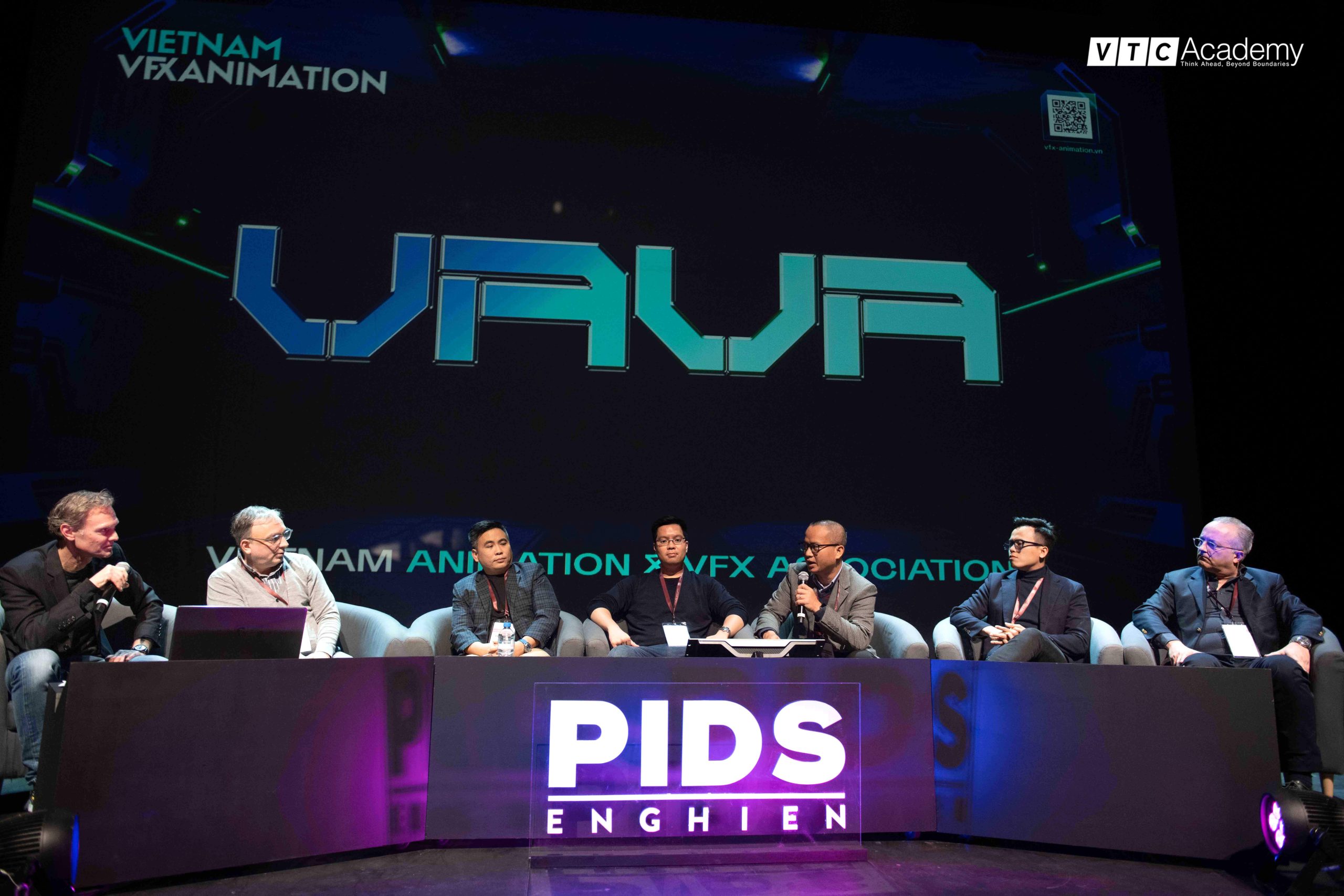 Các đại diện từ Việt Nam tham gia Hội nghị bàn tròn tại sự kiện. 