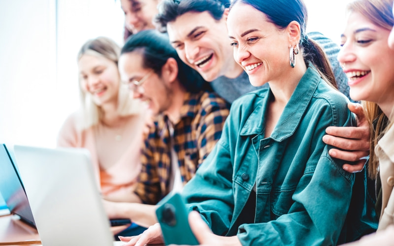 Cầu nối liên thế hệ: Sự chủ động hỗ trợ kỹ thuật số