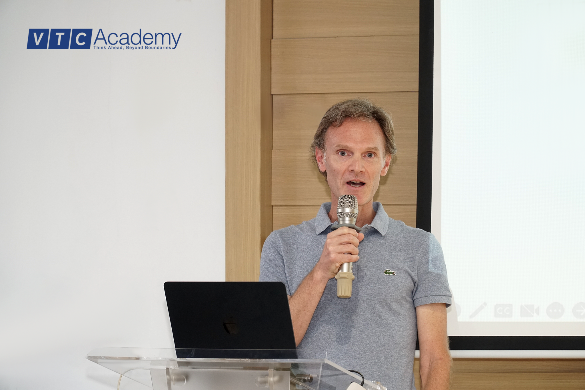 Ông Yann Marchet chia sẻ về lịch sự phát triển ngành Điện ảnh thế giới