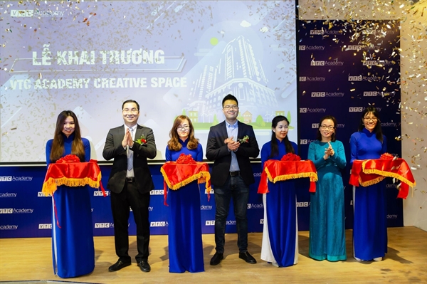 Bà Lê Thị Khánh An, Đại diện VIG (thứ 2 từ phải qua) tham gia buổi Lễ khai trương VTC Academy TP.HCM.