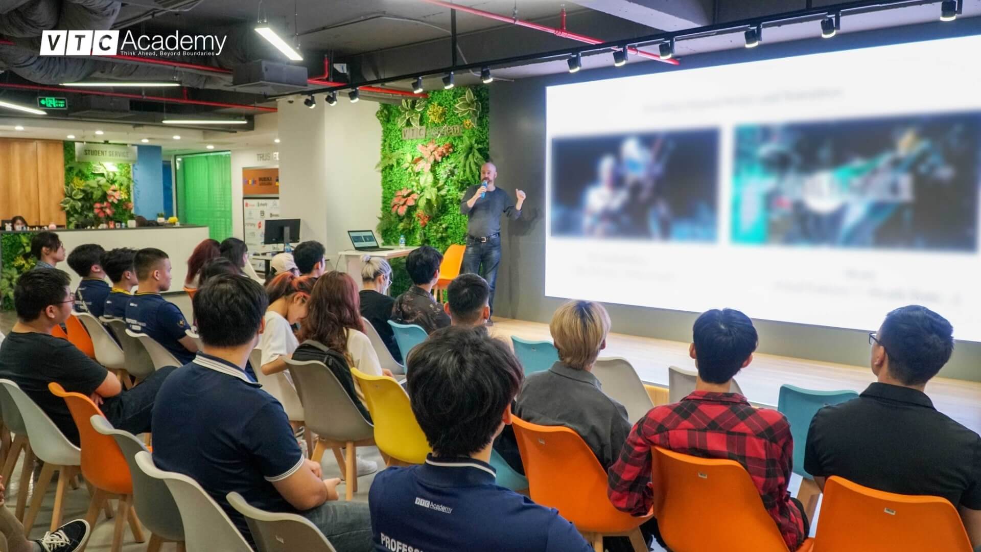 hoc-cung-chuyen-gia-quoc-te