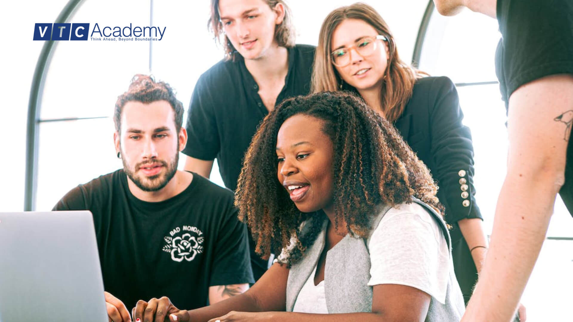 mot-social-media-marketing-agency-thuong-se-co-cac-chuyen-vien-ve-nhieu-mang