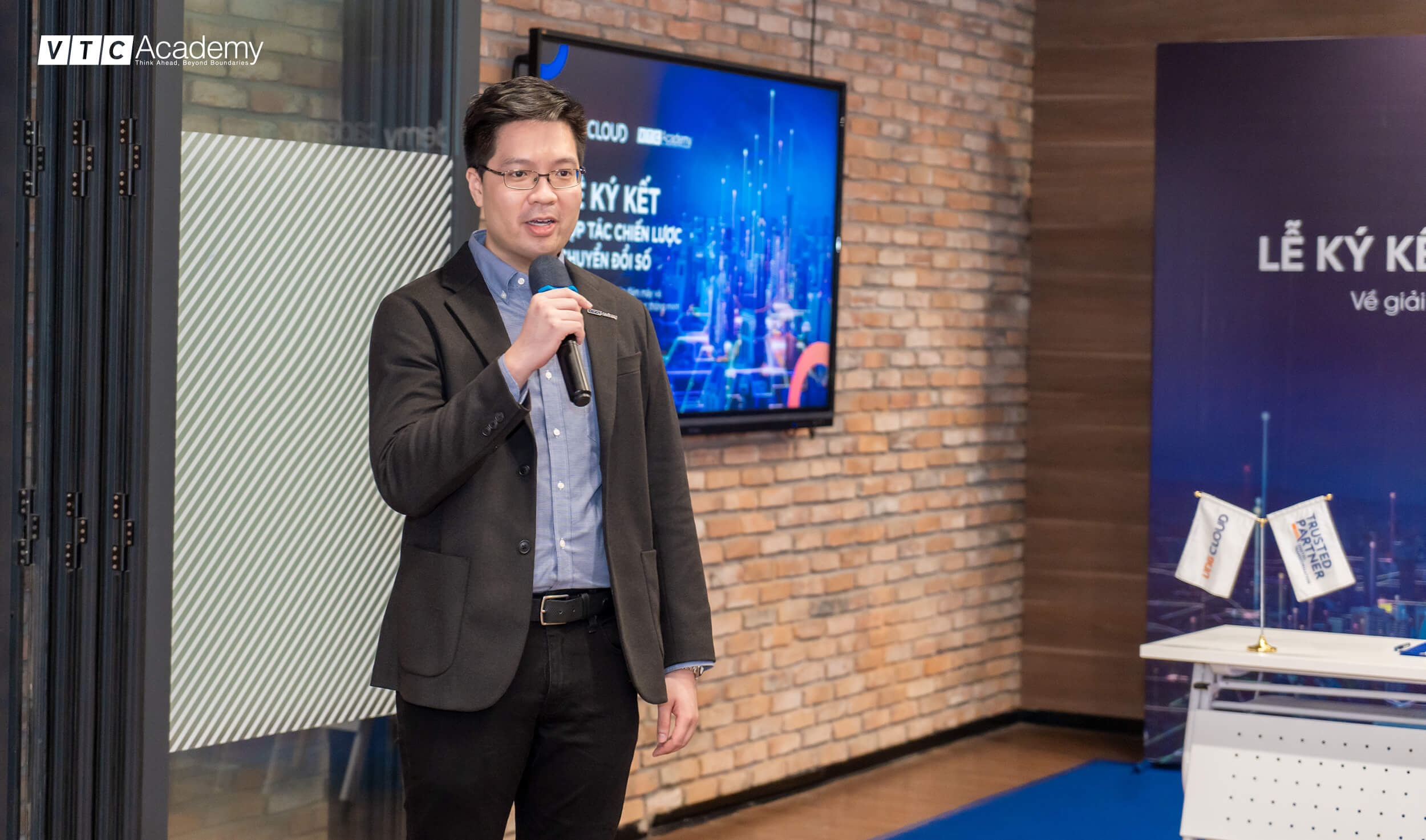 ong-hoang-viet-tan-phat-bieu